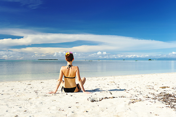 포토 JPG 해외이미지 라이프스타일 여자 여행 자연 휴가 휴식 한명 앉기 풍경 물 여름 비키니 침묵 전원 선탠 휴양지 파라다이스 해외202004 해외202105 해외포토 자연요소 1 계절 수영복 컨셉 모션 사람 생활 소리 장소 전기에너지 생태계 파일형식