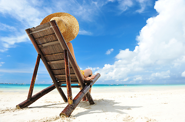 포토 JPG 해외이미지 모자 라이프스타일 여자 여행 의자 자연 휴가 휴식 한명 사람 앉기 물 여름 파란색 침묵 전원 고급 휴양지 보라카이 멀리 파라다이스 해외202004 해외202105 해외포토 자연요소 1 잡화 계절 컬러 가구 컨셉 모션 필리핀 생활 소리 장소 전기에너지 생태계 파일형식