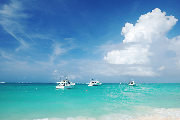 포토 JPG 해외이미지 구름 모래 파도 바다 섬 여행 요트 자연 하늘 휴가 풍경 사람없음 야외 물 여름 파란색 여행객 흰색 전원 가장자리 휴양지 대서양 도미니카공화국 터키석 수평선 해외202004 해외202105 해외포토 자연요소 계절 컬러 배_교통 사람 장소 남아메리카 둘레 전기에너지 보석 생태계 파일형식