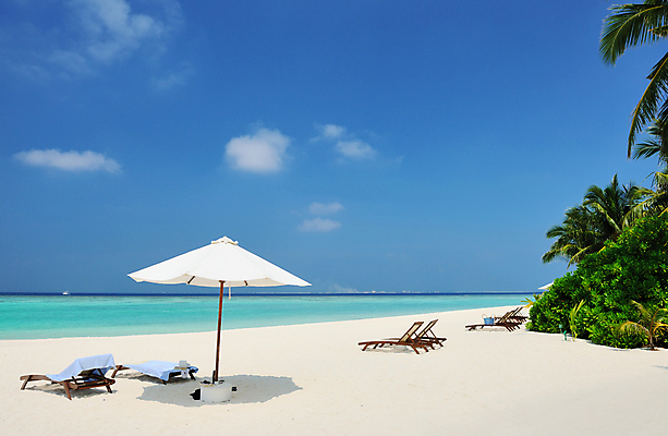 포토 JPG 해외이미지 모래 바다 섬 여행 의자 우산 자연 하늘 휴가 풍경 사람없음 야외 물 여름 파란색 전원 고급 양산 몰디브 이국적 터키석 해외202004 해외202105 해외포토 자연요소 계절 아시아 컬러 가구 컨셉 전기에너지 보석 생태계 파일형식