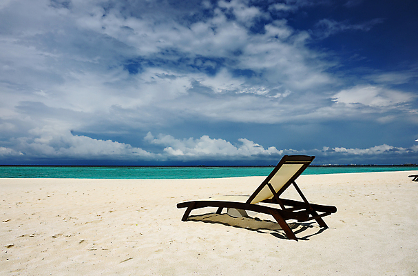 포토 JPG 해외이미지 모래 바다 섬 여행 의자 자연 하늘 휴가 풍경 사람없음 야외 물 여름 파란색 전원 고급 몰디브 이국적 터키석 해외202004 해외202105 해외포토 자연요소 계절 아시아 컬러 가구 컨셉 전기에너지 보석 생태계 파일형식