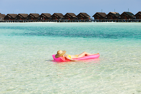 포토 JPG 해외이미지 모자 1 라이프스타일 여자 수영복 바다 분홍색 여행 신체 휴가 휴식 한명 사람 초록색 물 여름 파란색 비키니 섹시 노란색 침묵 선탠 휴양지 뗏목 매트리스 터키석 해외202004 해외202105 해외포토 자연요소 잡화 옷 계절 교통수단 컬러 컨셉 배_교통 생활 소리 장소 보석 파일형식