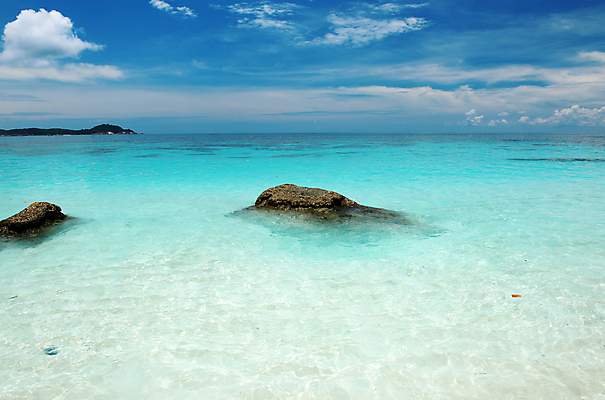 포토 JPG 해외이미지 바다 섬 여행 자연 하늘 휴가 풍경 사람없음 야외 물 여름 파란색 바위 태평양 말레이시아 해외202004 해외202105 해외포토 자연요소 계절 아시아 컬러 돌_바위 생태계 파일형식