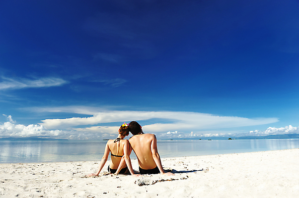 포토 JPG 해외이미지 라이프스타일 커플 여자 남자 행복 여행 2 자연 휴가 휴식 함께함 사랑 앉기 풍경 두명 물 여름 침묵 전원 선탠 휴양지 파라다이스 해외202004 해외202105 해외포토 자연요소 계절 감정 컨셉 관계 모션 사람 생활 소리 장소 전기에너지 생태계 파일형식