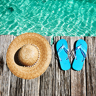 포토 JPG 해외이미지 모자 바다 섬 여행 백그라운드 신발 자연 휴가 슬리퍼 풍경 사람없음 야외 목재 초록색 물 여름 파란색 항구 산책로 전원 쌍 샌들 방파제 질감 태평양 단상 몰디브 터키석 해외202004 해외202105 해외포토 자연요소 나무 잡화 계절 공공시설 아시아 길 컬러 재료 교통시설 전기에너지 보석 생태계 파일형식