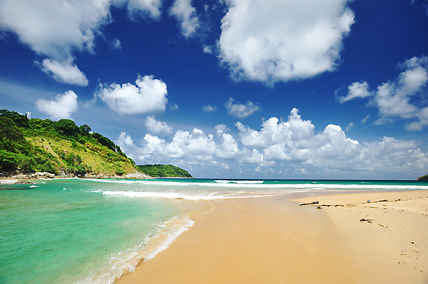 포토 JPG 해외이미지 구름 모래 파도 바다 섬 여행 태국 자연 하늘 휴가 풍경 사람없음 야외 물 여름 파란색 노란색 여행객 전원 가장자리 휴양지 안다만 터키석 수평선 해외202004 해외202105 해외포토 자연요소 계절 아시아 컬러 사람 장소 둘레 전기에너지 보석 생태계 파일형식