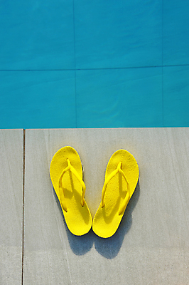 포토 JPG 해외이미지 여행 신발 휴가 휴식 슬리퍼 수영장 사람없음 물 여름 파란색 빛 햇빛 노란색 여행객 활발 뜨거움 쌍 가장자리 샌들 휴양지 추적 터키석 해외202004 해외202105 해외포토 자연요소 계절 컬러 컨셉 모션 사람 태양 장소 둘레 보석 파일형식