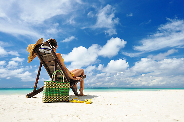 포토 JPG 해외이미지 모자 라이프스타일 여자 여행 의자 가방 자연 휴가 휴식 슬리퍼 가면 한명 사람 앉기 물 여름 파란색 침묵 전원 고급 샌들 휴양지 보라카이 멀리 해외202004 해외202105 해외포토 자연요소 1 잡화 계절 컬러 가구 신발 컨셉 모션 필리핀 생활 소리 장소 전기에너지 생태계 파일형식