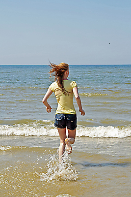 포토 JPG 해외이미지 백인 1 라이프스타일 여자 행복 모래 바다 여행 신체 자연 하늘 휴가 휴식 건강 한명 사람 성인 야외 물 파란색 비키니 달리기 태양 네덜란드 해외202004 해외202105 해외포토 자연요소 서양인 수영복 감정 유럽 컬러 컨셉 모션 생활 생태계 파일형식