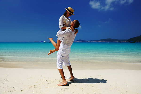 포토 JPG 해외이미지 모자 라이프스타일 커플 행복 여행 2 포옹 자연 휴가 휴식 함께함 사랑 서기 사람 풍경 두명 물 여름 선글라스 낭만 흰색 전원 잡기 선탠 휴양지 리프트 말레이시아 리프팅 파라다이스 해외202004 해외202105 해외포토 자연요소 잡화 계절 감정 아시아 안경 컬러 컨셉 관계 안기 모션 생활 장소 전기에너지 생태계 파일형식