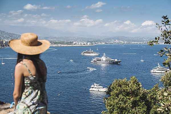 포토 JPG 해외이미지 라이프스타일 응시 여자 행복 바다 여행 요트 휴가 휴식 항해 한명 사람 야외 물 파란색 여행객 관찰 보트 고급 크루즈 지중해 해외202004 해외202105 해외포토 자연요소 1 시선 감정 컬러 컨셉 배_교통 모션 생활 파일형식
