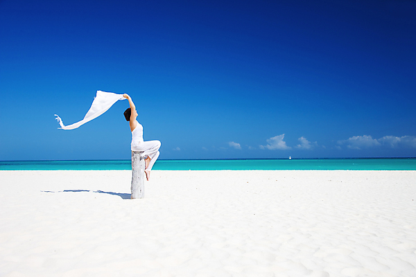 포토 JPG 해외이미지 라이프스타일 웰빙 여자 행복 여유 모래 바다 여행 하늘 바람 휴가 휴식 건강 한명 물 파란색 햇빛 맑음 활발 자유 흰색 표현 신선 날씬함 긍정 파라다이스 해외202004 해외202105 해외포토 자연요소 1 감정 컬러 컨셉 날씨 사람 생활 태양 몸매 파일형식