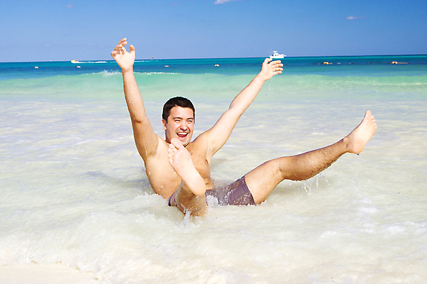 포토 JPG 해외이미지 백인 라이프스타일 남자 행복 감정 여유 파도 바다 여행 하늘 휴가 건강 한명 웃음 앉기 물 파란색 햇빛 쌓기 맑음 활발 에너지 자유 표현 신선 거짓말 파라다이스 해외202004 해외202105 해외포토 자연요소 서양인 1 컬러 컨셉 모션 날씨 표정 사람 생활 태양 파일형식