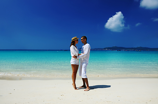 포토 JPG 해외이미지 모자 라이프스타일 커플 행복 여행 2 포옹 자연 휴가 휴식 함께함 사랑 서기 사람 풍경 두명 물 여름 선글라스 침묵 흰색 전원 선탠 휴양지 말레이시아 파라다이스 해외202004 해외202105 해외포토 자연요소 잡화 계절 감정 아시아 안경 컬러 컨셉 관계 안기 모션 생활 소리 장소 전기에너지 생태계 파일형식