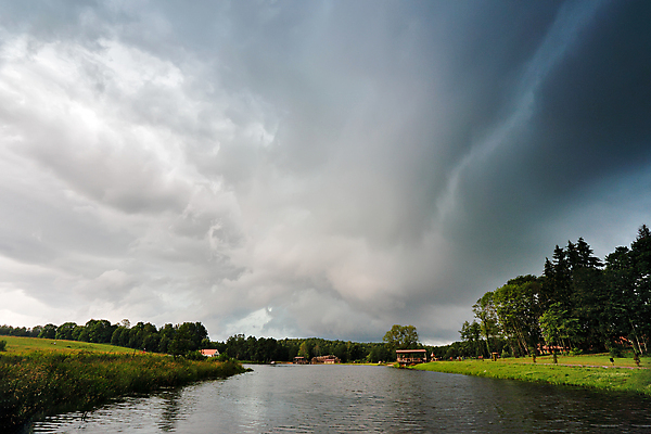 포토 JPG 해외이미지 구름 호수 백그라운드 자연 하늘 풍경 사람없음 여름 어둠 위험 6월 폭풍 7월 뇌우 벨로루시 재앙 폭풍우 해외202004 해외202105 해외포토 자연요소 계절 컨셉 날씨 비_날씨 날짜 자연재해 생태계 파일형식