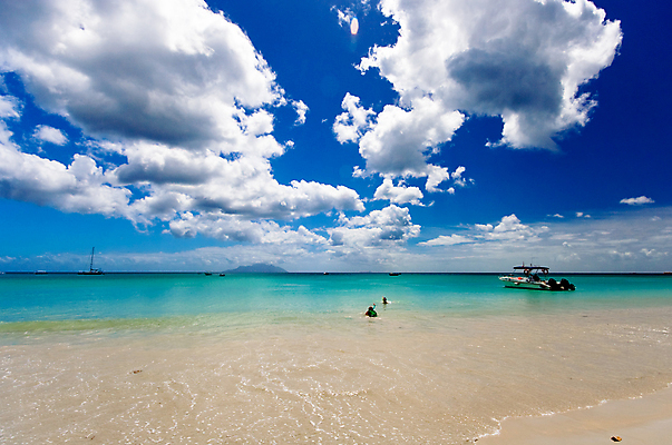 포토 JPG 해외이미지 주간 구름 바다 자연 하늘 풍경 사람없음 야외 여름 여름휴가 바캉스 맑음 보트 휴양지 해외202004 해외202105 해외포토 자연요소 계절 배_교통 날씨 휴가 장소 생태계 파일형식 여름_계절