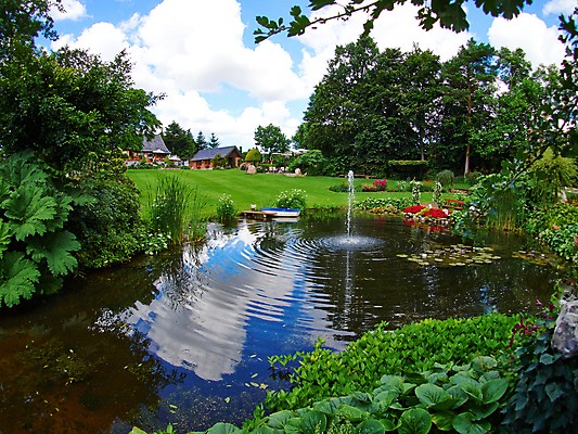 포토 JPG 해외이미지 나무 식물 공원 꽃 호수 물결 잎 자연 풍경 사람없음 야외 여름 화목 봄 폭포 연못 분수 원예 뒤뜰 정중 해외202004 해외202105 해외포토 계절 공공시설 컨셉 취미 생태계 파일형식