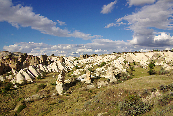 포토 JPG 해외이미지 모래 여행 자연 하늘 산 카파도키아 풍경 사람없음 야외 여름 햇빛 사막 바위 사암 칠면조 석회암 해외202004 해외202105 튀르키예 해외포토 계절 아시아 조류 태양 암석 돌_바위 생태계 파일형식