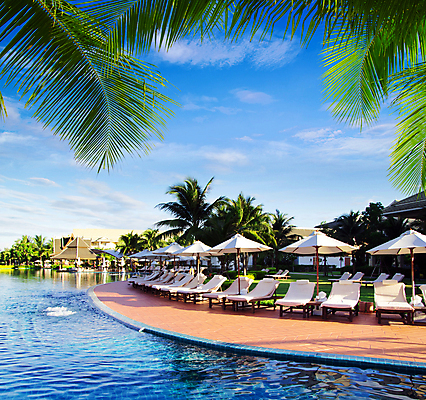 포토 JPG 해외이미지 주간 하늘 리조트 야외수영장 풍경 사람없음 야외 여름 야자수 파라솔 선베드 야자수잎 해외202004 해외202105 해외포토 자연요소 나무 계절 잎 의자 수영장 파일형식
