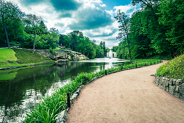 포토 JPG 해외이미지 주간 나무 구름 공원 길 호수 자연 하늘 풍경 사람없음 야외 숲 자연백그라운드 우크라이나 해외202004 해외202105 해외포토 자연요소 식물 공공시설 유럽 백그라운드 생태계 파일형식