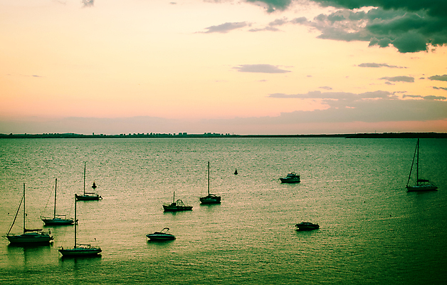 포토 JPG 해외이미지 주간 구름 바다 하늘 풍경 사람없음 야외 일몰 보트 여러대 해외202004 해외202105 해외포토 자연요소 다수 배_교통 노을 파일형식