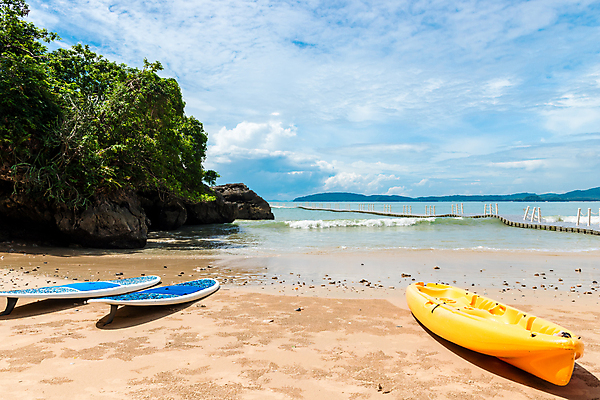 포토 JPG 해외이미지 주간 구름 하늘 풍경 해변 사람없음 야외 여름 서핑보드 카약 해외202004 해외202105 해외포토 자연요소 계절 바다 수상스포츠 보드_스포츠 파일형식