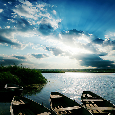 포토 JPG 해외이미지 주간 구름 자연 하늘 풍경 사람없음 야외 강 햇빛 태양 보트 자연백그라운드 해외202004 해외202105 해외포토 자연요소 백그라운드 배_교통 생태계 파일형식