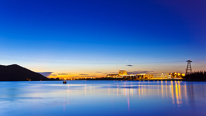 포토 JPG 해외이미지 주간 바다 하늘 풍경 사람없음 야외 도시 자연백그라운드 송전탑 해외202004 해외202105 해외포토 자연요소 백그라운드 자연 탑 파일형식