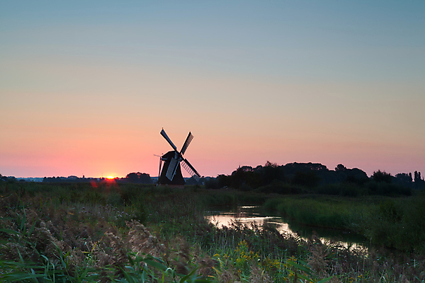 포토 JPG 해외이미지 실루엣 자연 하늘 풍경 사람없음 야외 강 태양 농경지 노을 야간 자연백그라운드 풍차집 해외202004 해외202105 해외포토 자연요소 백그라운드 촬영기법 농장 풍차 생태계 파일형식