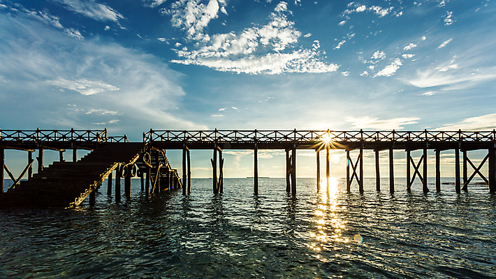 포토 JPG 해외이미지 주간 구름 바다 자연 하늘 풍경 사람없음 야외 휴양지 자연백그라운드 나무다리 해외202004 해외202105 해외포토 자연요소 백그라운드 장소 다리_건축물 생태계 파일형식