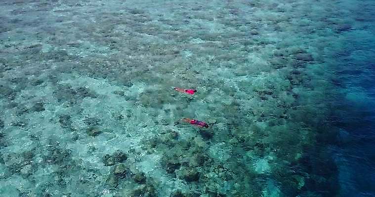 포토 JPG 해외이미지 바다 섬 백그라운드 자연 하늘 풍경 두명 여름 모래사장 모래언덕 몰디브 해외202004 해외202105 해외포토 계절 아시아 사람 언덕 생태계 파일형식