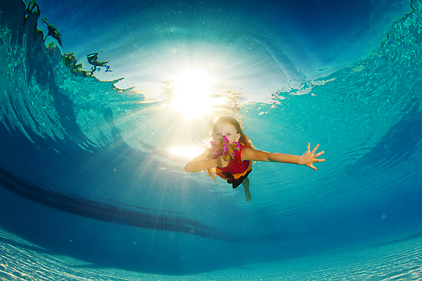 포토 JPG 해외이미지 주간 전신 백인 응시 여자 어린이 한명 들기 야외 앞모습 햇빛 바닷속 수영 소녀한명만 해외202004 해외202105 해외포토 자연요소 서양인 1 시선 뷰포인트 모션 사람 태양 수중 수상스포츠 여자한명만 소녀만 파일형식
