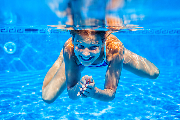 포토 JPG 해외이미지 백인 응시 여자 수영복 행복 얼굴 어린이 놀이 휴가 고글 건강 한명 사람 기쁨 해외202004 해외202105 해외포토 서양인 1 시선 옷 감정 신체부위 파일형식