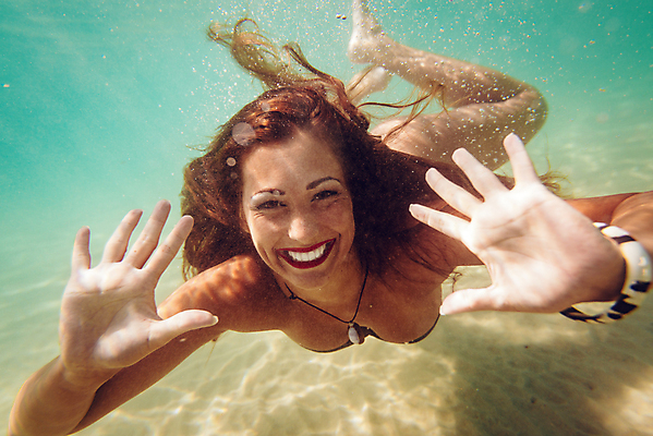 포토 JPG 해외이미지 응시 행복 바다 휴가 휴식 한명 햇빛 스노클링 해외202004 해외202105 해외포토 1 시선 감정 컨셉 사람 태양 수상스포츠 파일형식