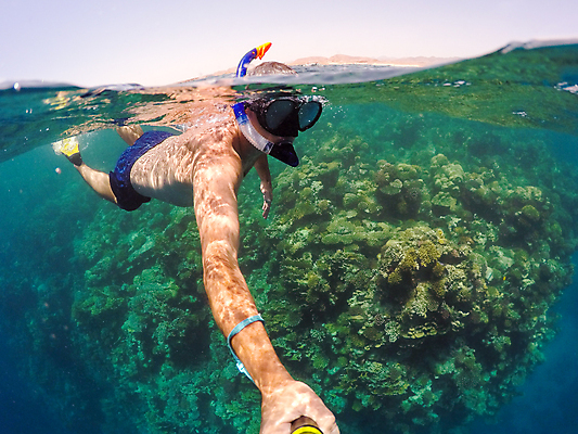 포토 JPG 해외이미지 주간 전신 남자 바다 한명 성인 야외 옆모습 바닷속 수영 스노클링 암초 잠수경 성인남자한명만 해외202004 해외202105 해외포토 자연요소 1 뷰포인트 사람 수중 수상스포츠 물안경 남자한명만 성인남자만 파일형식