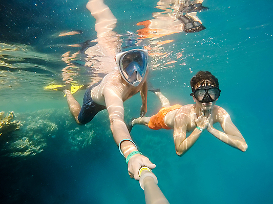 포토 JPG 해외이미지 주간 전신 남자 어린이 바다 들기 소년 성인 야외 두명 앞모습 옆모습 10대 바닷속 스노클링 봉 잠수경 남자만 해외202004 해외202105 해외포토 자연요소 뷰포인트 모션 청소년 사람 수중 수상스포츠 물안경 파일형식