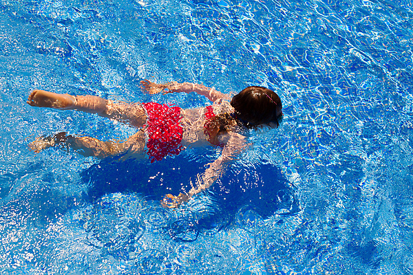 포토 JPG 해외이미지 백인 라이프스타일 계절 여자 수영복 행복 어린이 놀이 휴가 휴식 고글 건강 한명 사람 비키니 태양 기쁨 타일 휴양지 해외202004 해외202105 해외포토 자연요소 서양인 1 옷 감정 컨셉 생활 장소 파일형식