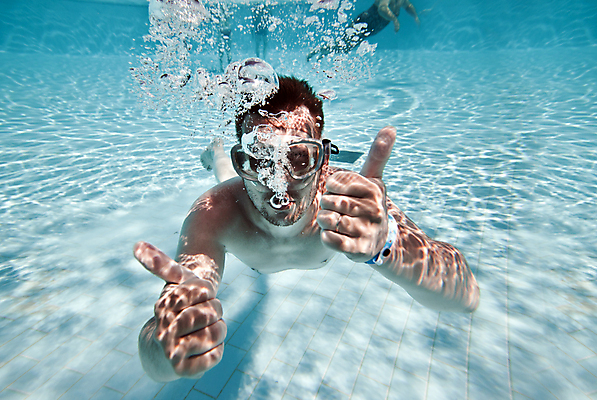포토 JPG 해외이미지 주간 전신 남자 수영장 한명 성인 야외 앞모습 수중 물거품 따봉 잠수경 성인남자한명만 해외202004 해외202105 해외포토 자연요소 1 뷰포인트 사람 거품 최고 물안경 남자한명만 성인남자만 파일형식