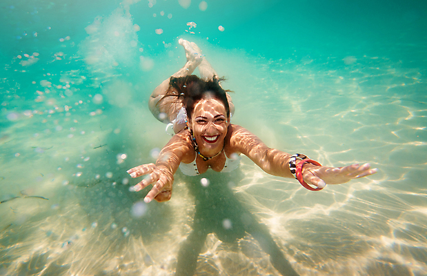 포토 JPG 해외이미지 응시 행복 바다 휴가 휴식 한명 햇빛 스노클링 해외202004 해외202105 해외포토 1 시선 감정 컨셉 사람 태양 수상스포츠 파일형식