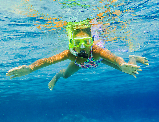 포토 JPG 해외이미지 주간 전신 여자 어린이 바다 한명 야외 앞모습 바닷속 수영 스노클링 잠수 잠수경 소녀한명만 해외202004 해외202105 해외포토 자연요소 1 뷰포인트 사람 수중 수상스포츠 물안경 여자한명만 소녀만 파일형식