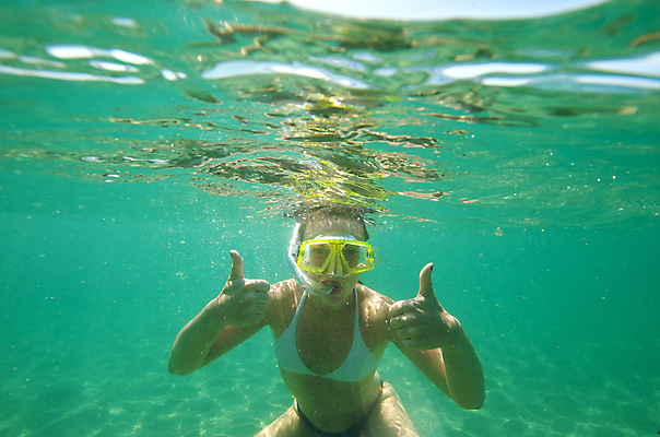포토 JPG 해외이미지 수영복 바다 휴가 고글 한명 비키니 스노클링 해외202004 해외202105 해외포토 1 옷 사람 수상스포츠 파일형식