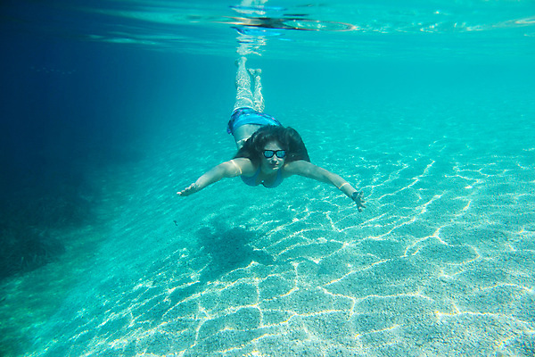 포토 JPG 해외이미지 백인 여자 바다 휴가 한명 사람 성인 선글라스 햇빛 스노클링 크로아티아 해외202004 해외202105 해외포토 서양인 1 유럽 안경 태양 수상스포츠 파일형식