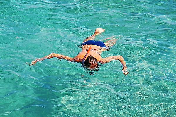 포토 JPG 해외이미지 주간 전신 여자 수영복 어린이 바다 한명 야외 뒷모습 관찰 스노클링 잠수 잠수경 소녀한명만 해외202004 해외202105 해외포토 자연요소 1 옷 뷰포인트 모션 사람 수상스포츠 물안경 여자한명만 소녀만 파일형식