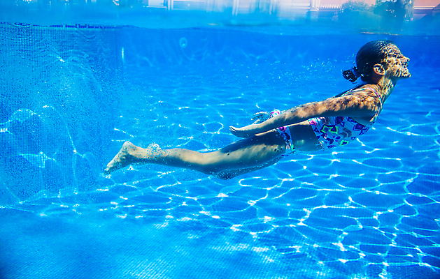 포토 JPG 해외이미지 주간 전신 백인 여자 수영복 어린이 수영장 한명 야외 옆모습 수중 수영 소녀한명만 해외202004 해외202105 해외포토 자연요소 서양인 1 옷 뷰포인트 사람 수상스포츠 여자한명만 소녀만 파일형식