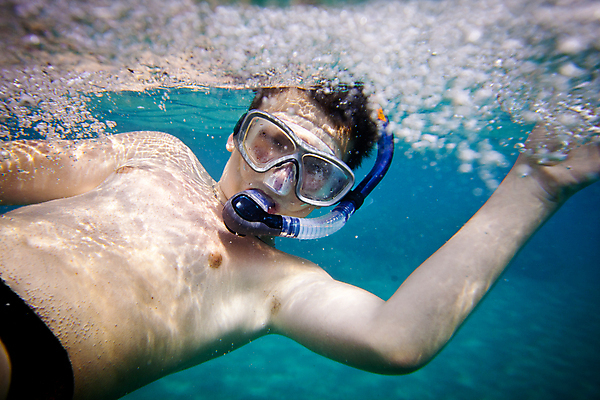 포토 JPG 해외이미지 응시 얼굴 어린이 바다 휴가 프레임 어류 한명 사람 소년 야외 스노클링 산호 해외202004 해외202105 해외포토 1 시선 남자 신체부위 수중동물 수상스포츠 자포동물 파일형식