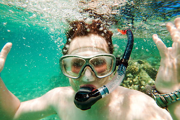 포토 JPG 해외이미지 주간 응시 남자 어린이 바다 한명 소년 상반신 야외 앞모습 바닷속 스노클링 잠수 잠수경 소년한명만 해외202004 해외202105 해외포토 자연요소 1 시선 뷰포인트 사람 수중 수상스포츠 물안경 남자한명만 소년만 파일형식