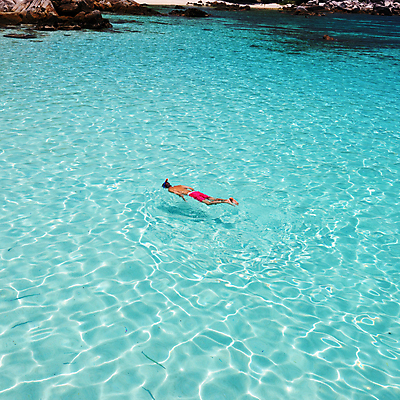 포토 JPG 해외이미지 주간 전신 남자 물결 바다 한명 성인 야외 뒷모습 스노클링 잠수 말레이시아 성인남자한명만 해외202004 해외202105 해외포토 자연요소 1 아시아 뷰포인트 사람 수상스포츠 남자한명만 성인남자만 파일형식