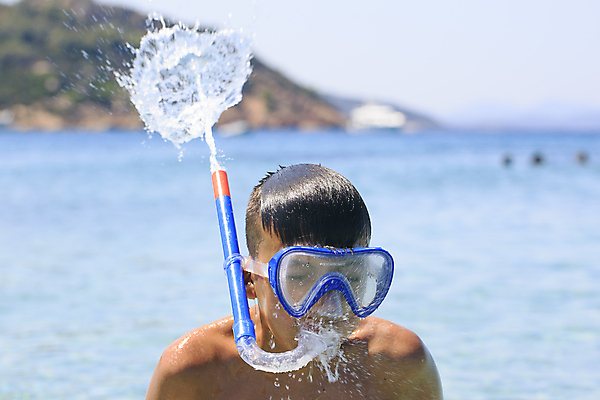 포토 JPG 해외이미지 주간 백인 남자 어린이 바다 물줄기 한명 소년 상반신 야외 앞모습 아웃포커스 스노클링 잠수경 물뿜기 소년한명만 해외202004 해외202105 해외포토 자연요소 서양인 1 뷰포인트 촬영기법 사람 물 수상스포츠 물안경 남자한명만 소년만 파일형식