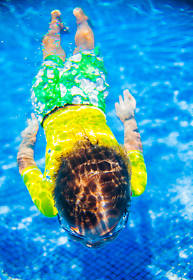 포토 JPG 해외이미지 주간 전신 백인 남자 수영복 어린이 수영장 한명 소년 야외 뒷모습 수중 수영 물안경 소년한명만 해외202004 해외202105 해외포토 자연요소 서양인 1 옷 뷰포인트 사람 수상스포츠 수영용품 남자한명만 소년만 파일형식