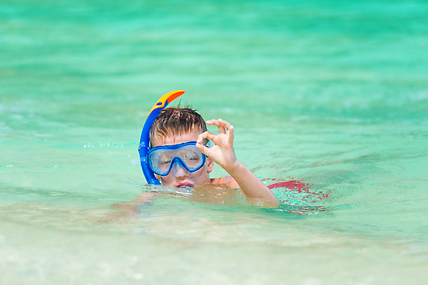 포토 JPG 해외이미지 주간 백인 남자 어린이 바다 한명 소년 상반신 야외 앞모습 스노클링 OK 잠수경 소년한명만 해외202004 해외202105 해외포토 자연요소 서양인 1 뷰포인트 사람 손짓 수상스포츠 물안경 남자한명만 소년만 파일형식